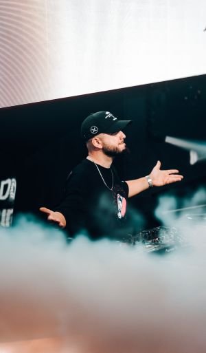 Ruben Romero DJ interactuando con el publico