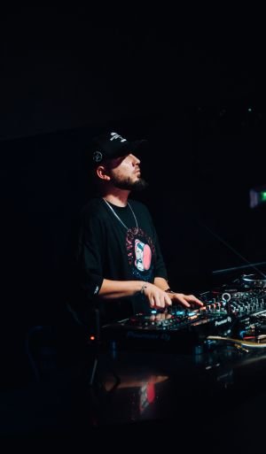 Ruben Romero DJ pichando en la mesa de mezclas